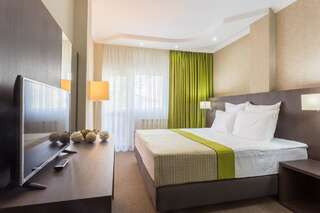 Отель Hotel Alex Галац Улучшенный номер с кроватью размера «king-size»-1