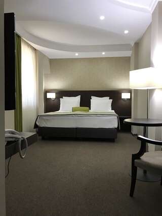 Отель Hotel Alex Галац Улучшенный номер с кроватью размера «king-size»-4