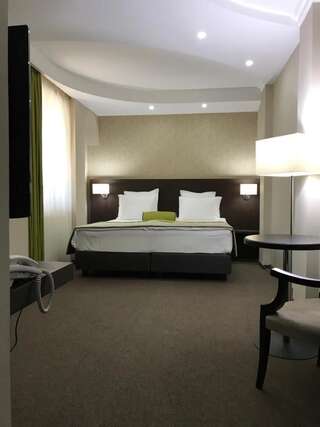 Отель Hotel Alex Галац Улучшенный номер с кроватью размера «king-size»-10
